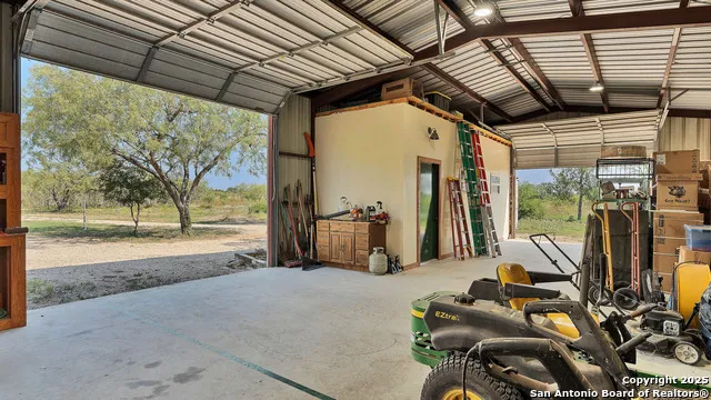 475 JACKSON RD Kingsbury, TX 78638