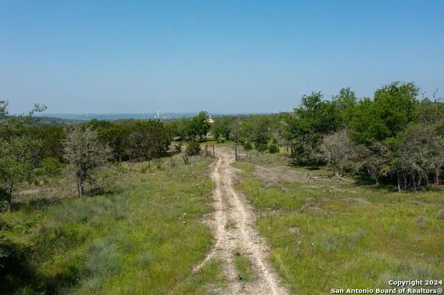 140 Twin Springs Rd N Kerrville, TX 78028