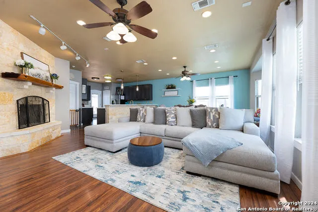 140 Twin Springs Rd N Kerrville, TX 78028