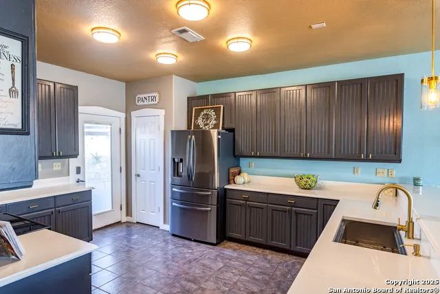 140 Twin Springs Rd N Kerrville, TX 78028