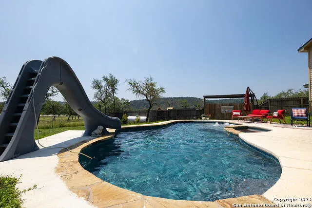 140 Twin Springs Rd N Kerrville, TX 78028