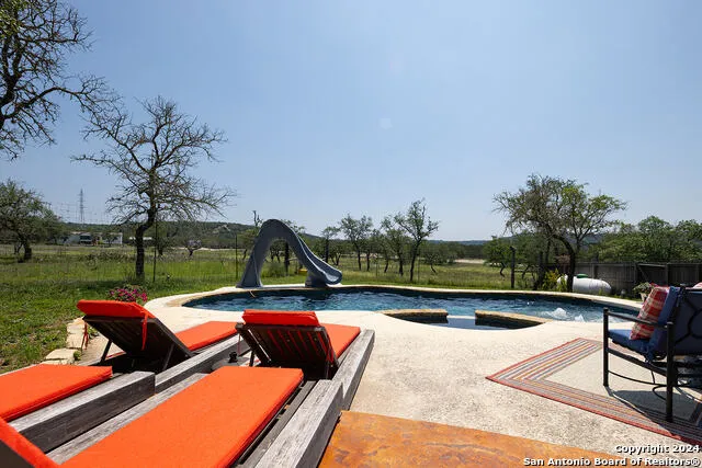 140 Twin Springs Rd N Kerrville, TX 78028