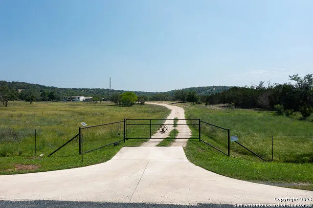 140 Twin Springs Rd N Kerrville, TX 78028