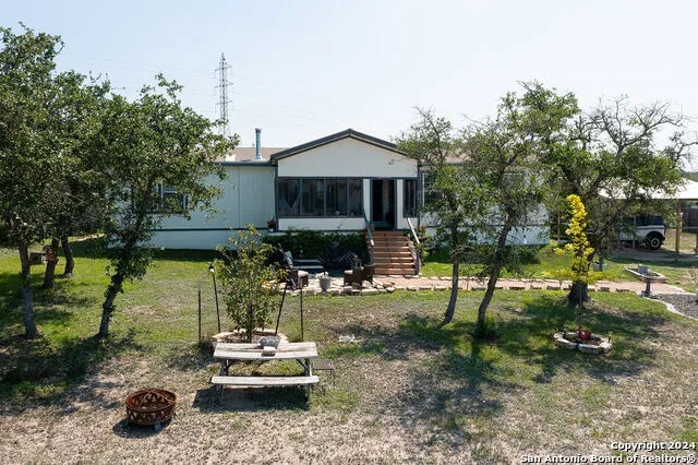 140 Twin Springs Rd N Kerrville, TX 78028
