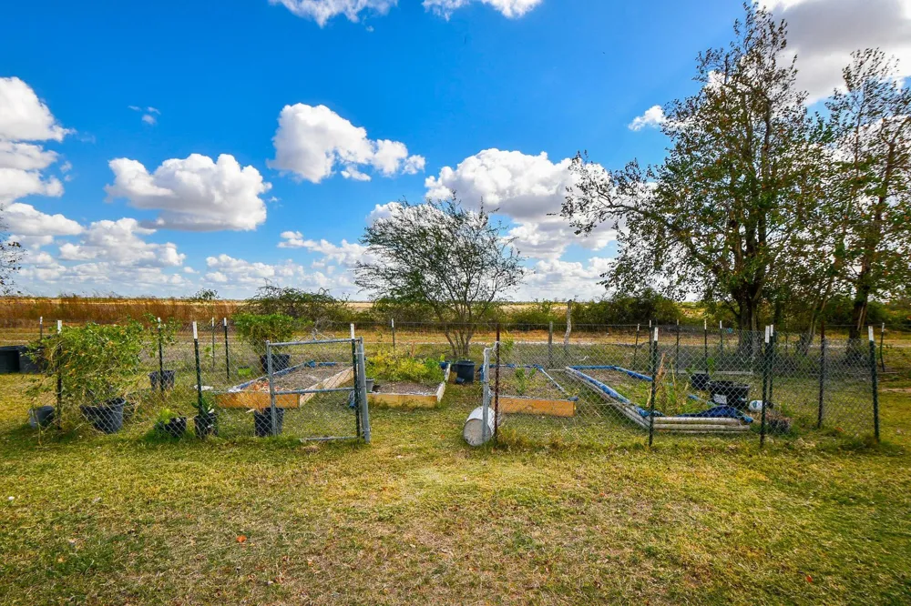 1093 Sunderman Road Alleyton, TX 78935
