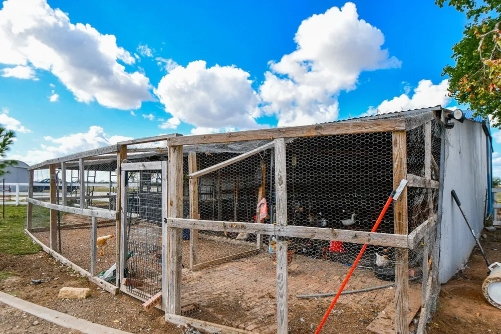 1093 Sunderman Road Alleyton, TX 78935