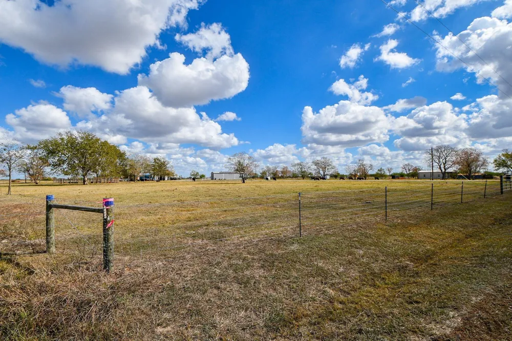 1093 Sunderman Road Alleyton, TX 78935