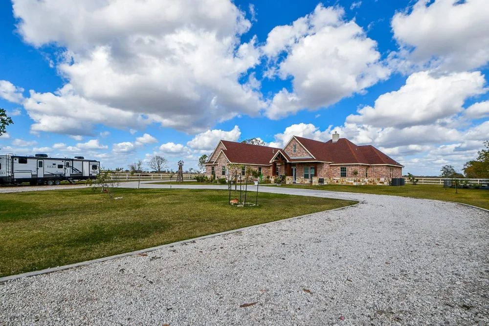 1093 Sunderman Road Alleyton, TX 78935