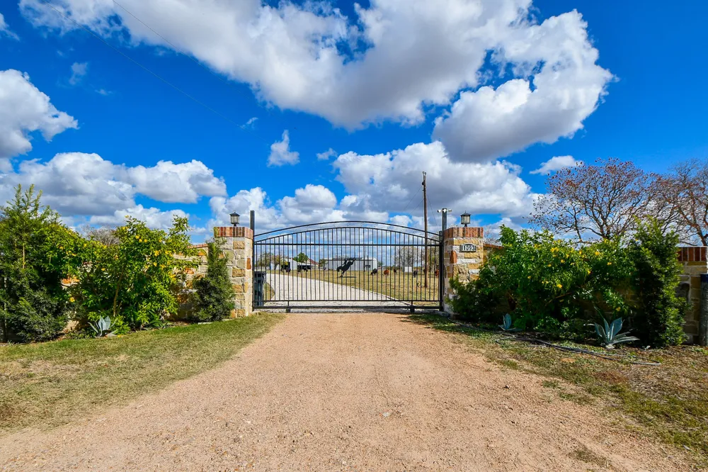 1093 Sunderman Road Alleyton, TX 78935