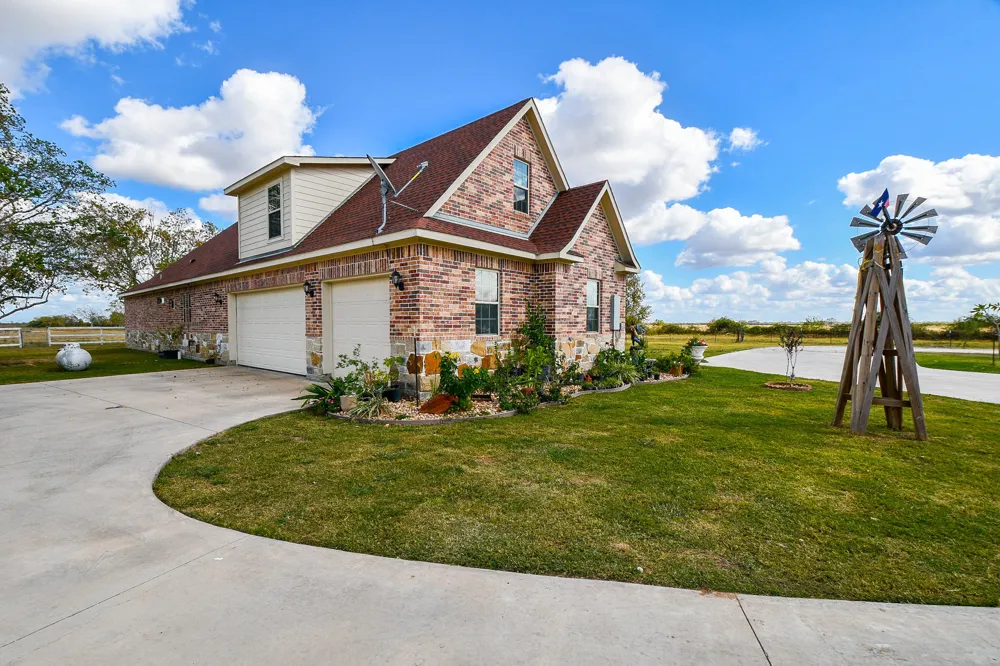1093 Sunderman Road Alleyton, TX 78935