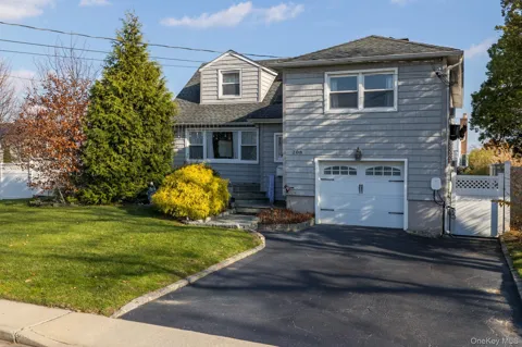 208 Island Parkway W