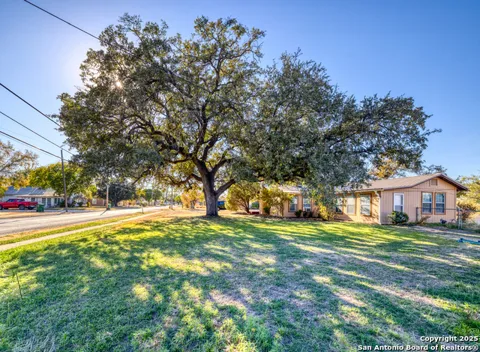 703 E Nueces