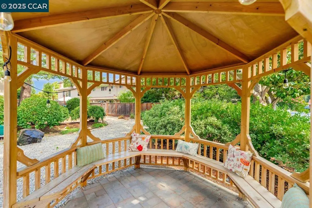 37 Miramonte Dr Moraga, CA 94556