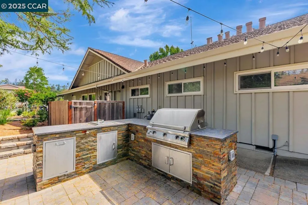 37 Miramonte Dr Moraga, CA 94556