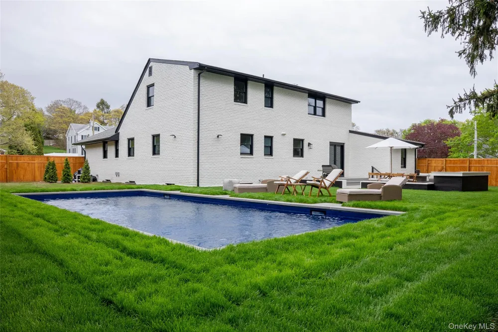 17 Underhill Drive Southampton, NY 11968