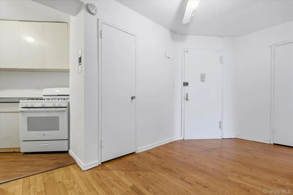 60-11 Broadway #4N Woodside, NY 11377