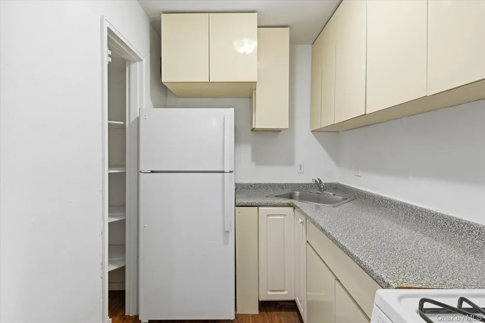 60-11 Broadway #4N Woodside, NY 11377