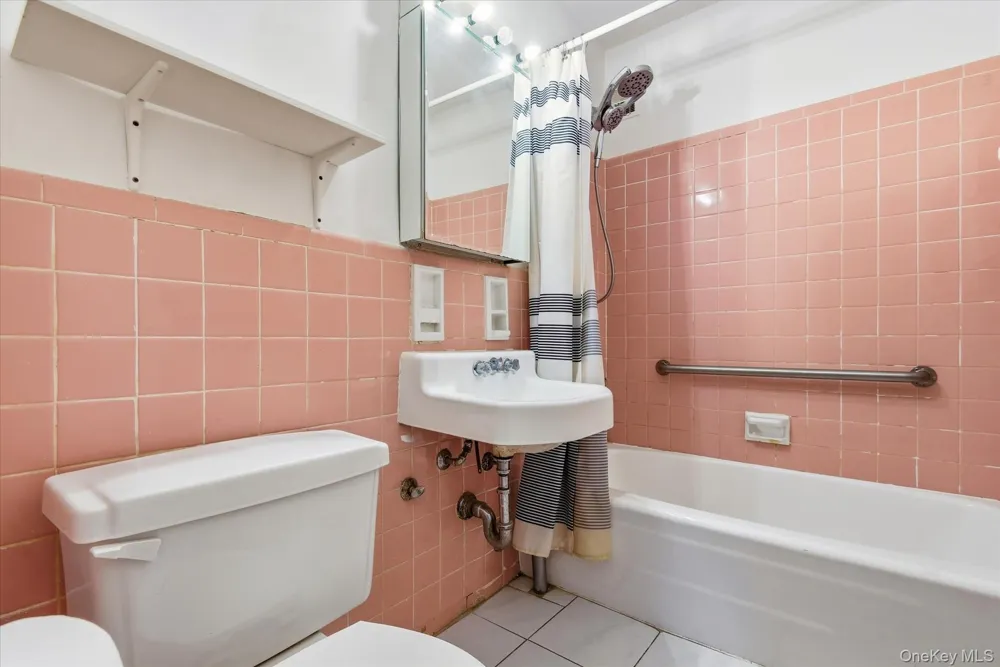 60-11 Broadway #4N Woodside, NY 11377