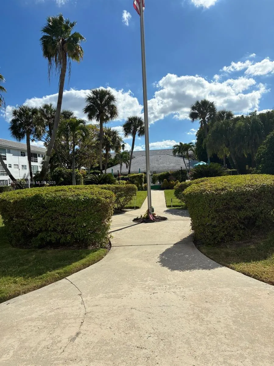 2050 NE 39th St #311 NORTH Lighthouse Point, FL 33064
