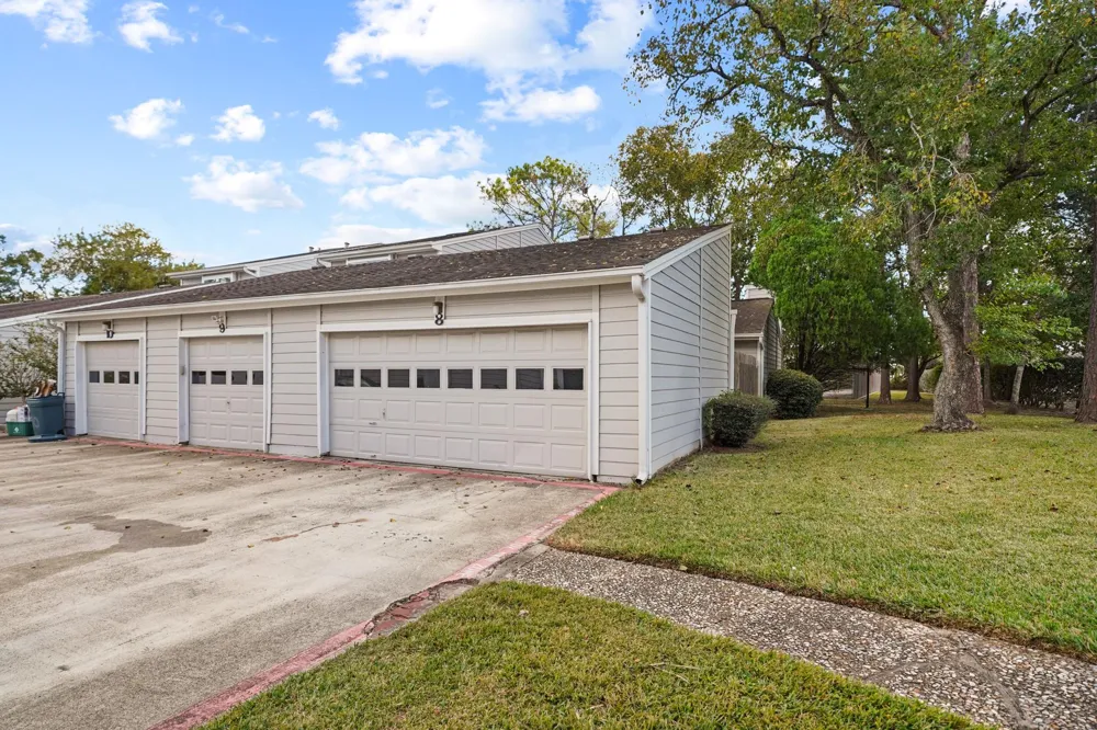 8 Hideaway Drive Friendswood, TX 77546