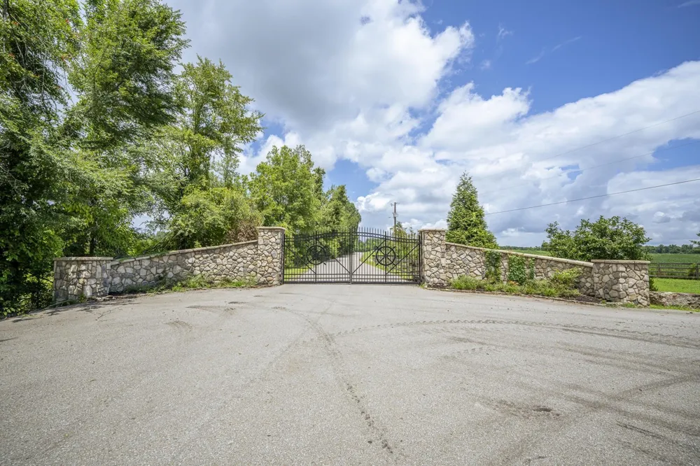 6425 CRAVENS RD Savannah, TN 38372