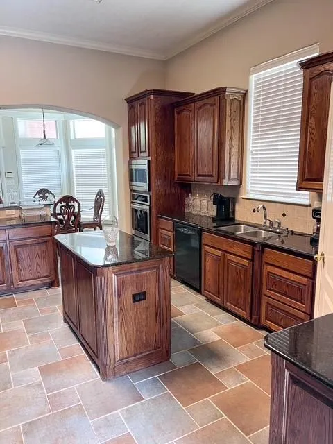 223 Oak Buna, TX 77612