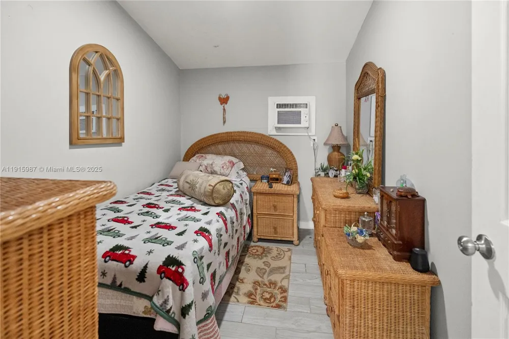 302 Floyd ave S Naples, FL 33976