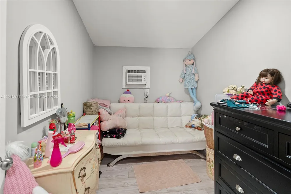 302 Floyd ave S Naples, FL 33976