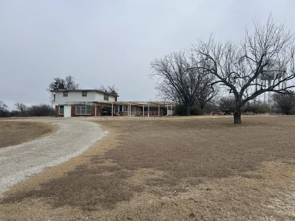 1115 W Belknap Jacksboro, TX 76458