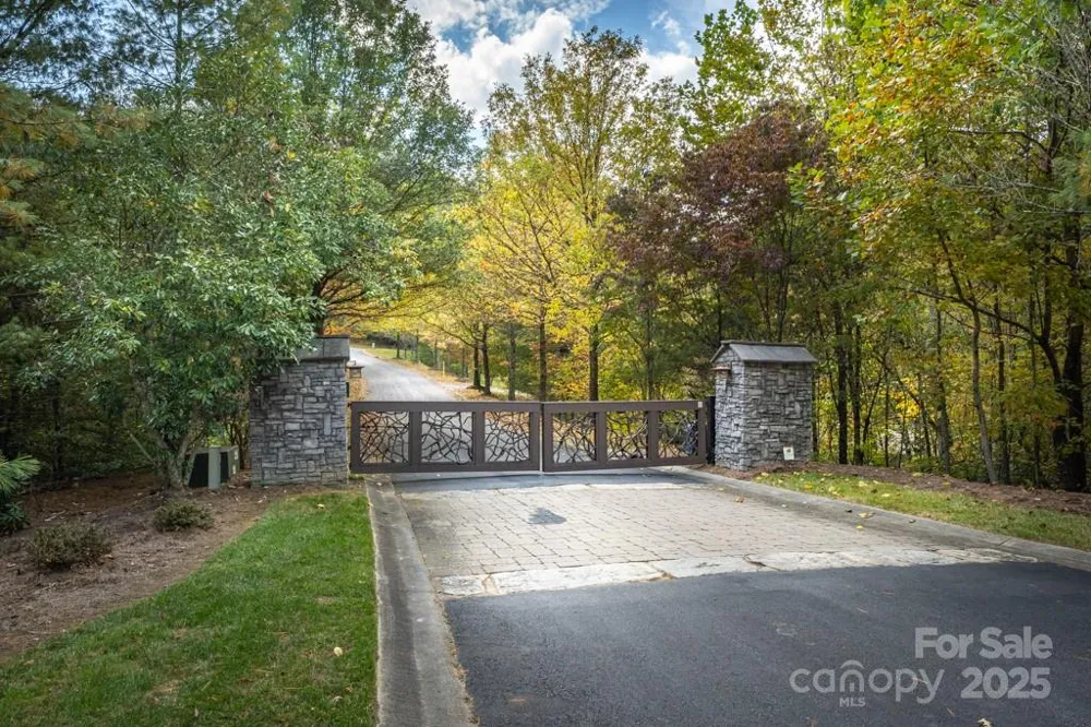 99999 Shining Rock Path Horse Shoe, NC 28742