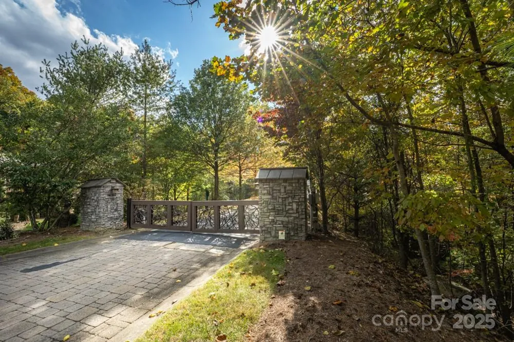 99999 Shining Rock Path Horse Shoe, NC 28742