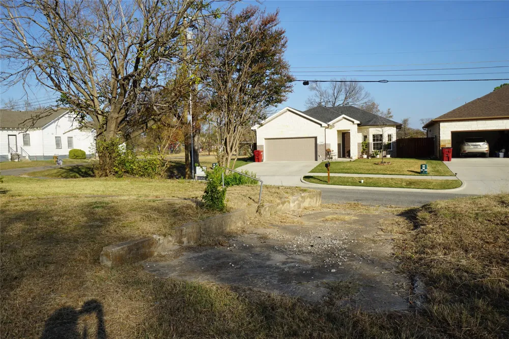 1227 Maple Street Bonham, TX 75418