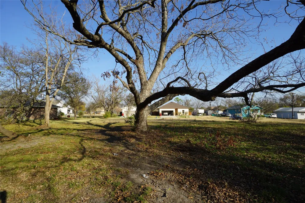 1227 Maple Street Bonham, TX 75418