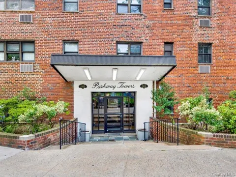 1910 S Pelham Parkway S #3G