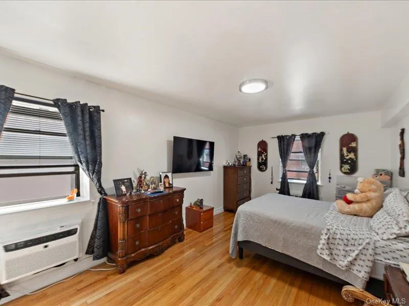 1910 S Pelham Parkway S #3G Bronx, NY 10461