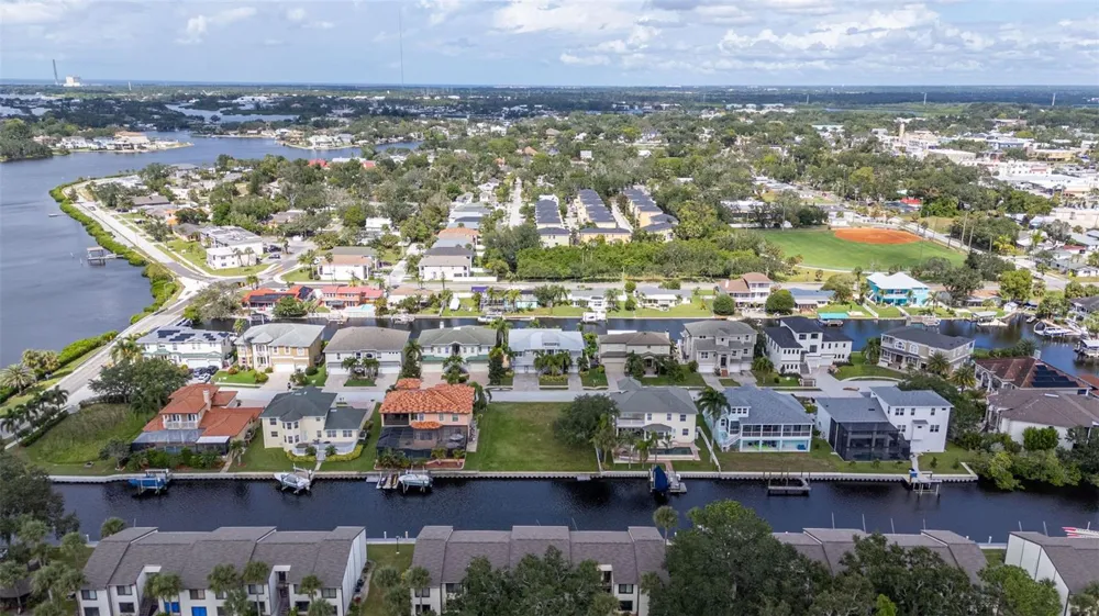 316 MANATEE LANE Tarpon Springs, FL 34689