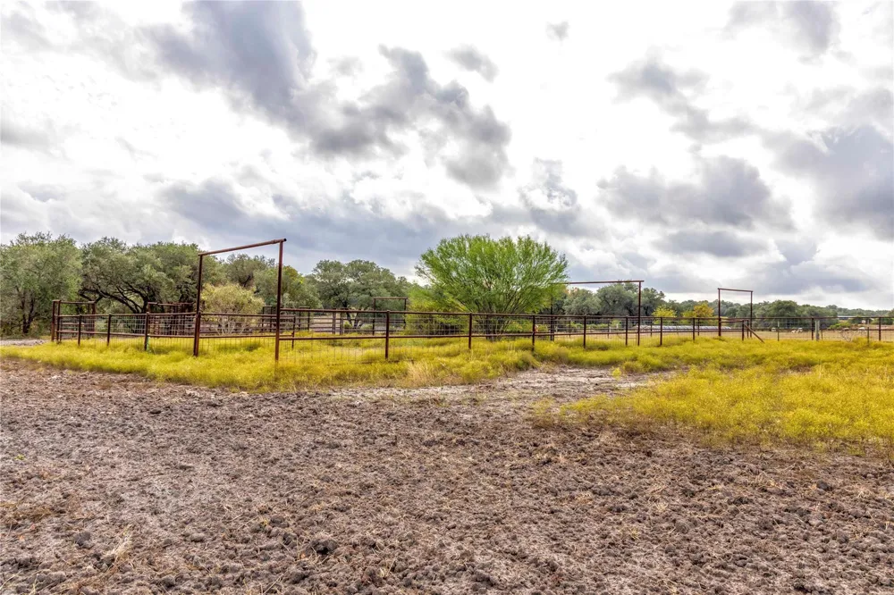 1250 Ladewig Lane Flatonia, TX 78956