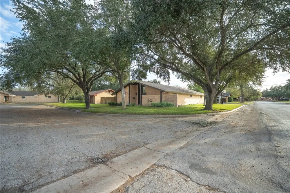 1519 Delwood Alice, TX 78332
