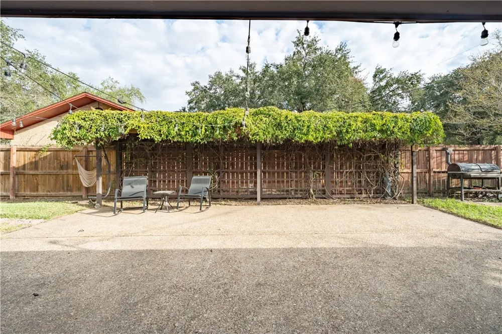 1519 Delwood Alice, TX 78332