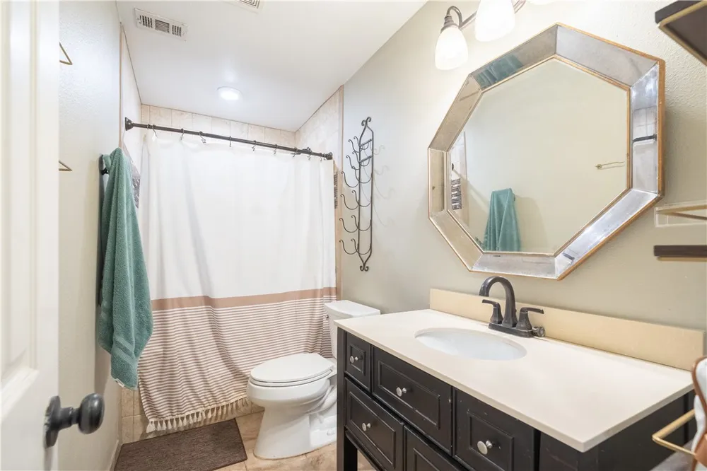1519 Delwood Alice, TX 78332