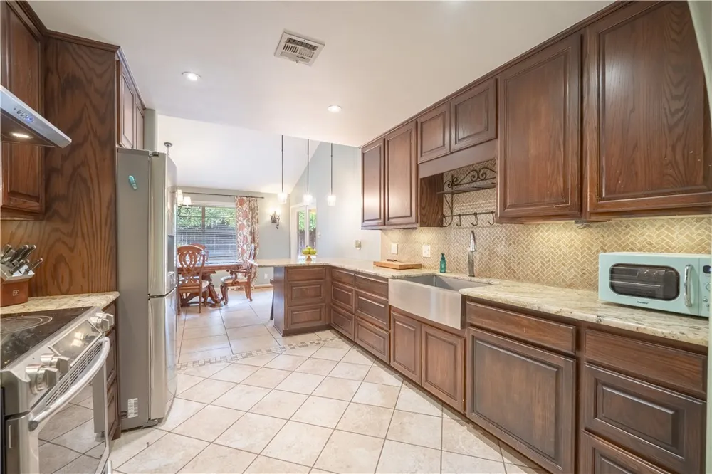 1519 Delwood Alice, TX 78332