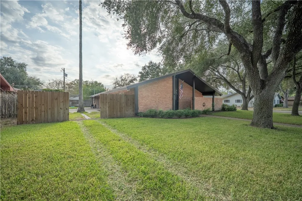 1519 Delwood Alice, TX 78332