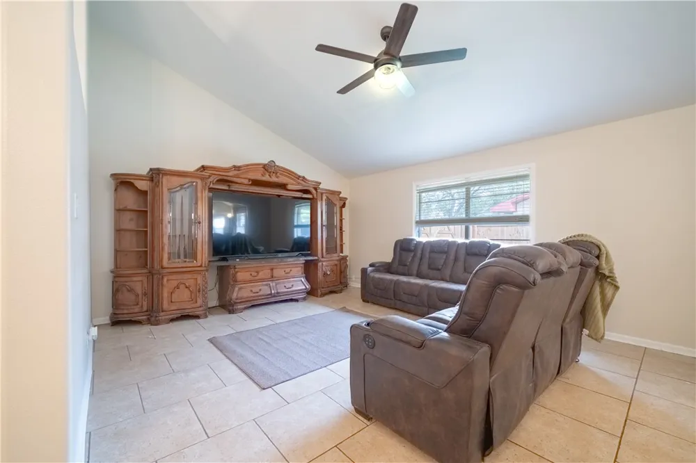 1519 Delwood Alice, TX 78332