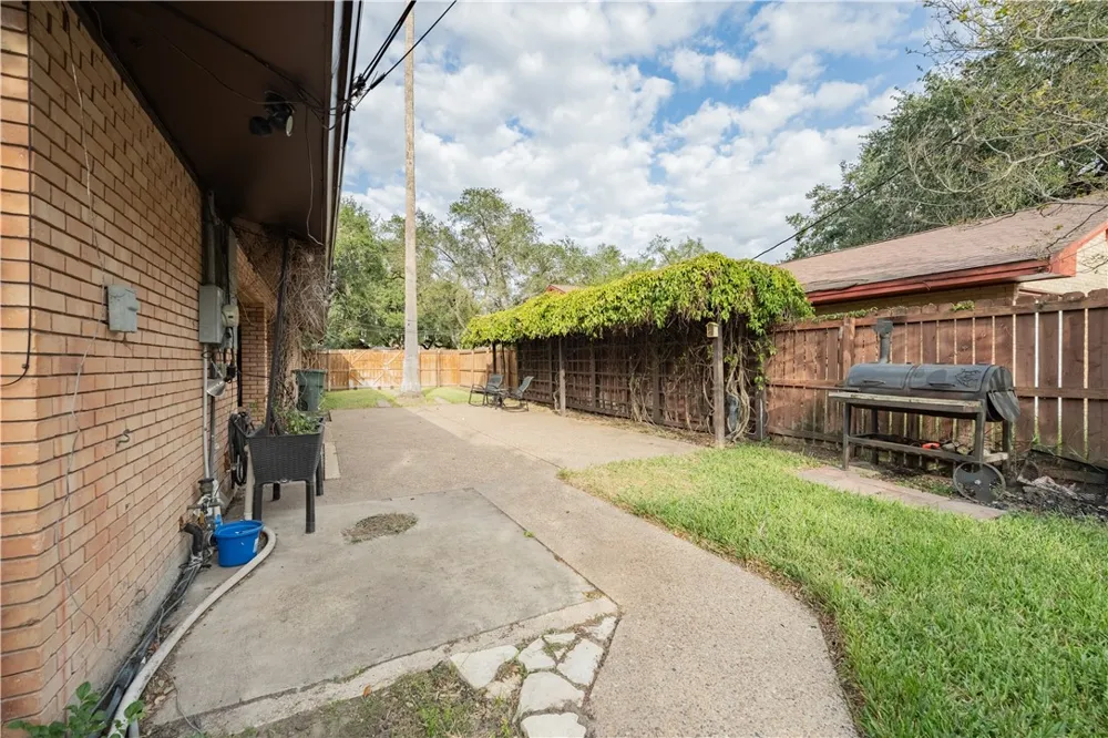 1519 Delwood Alice, TX 78332