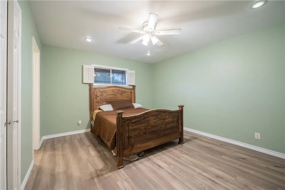 1519 Delwood Alice, TX 78332