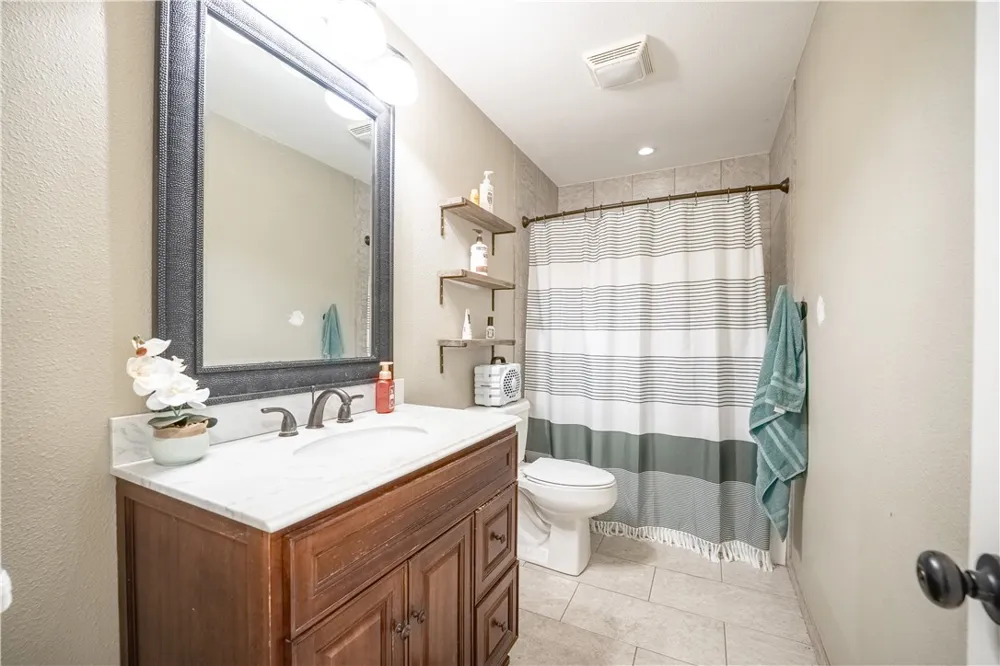 1519 Delwood Alice, TX 78332