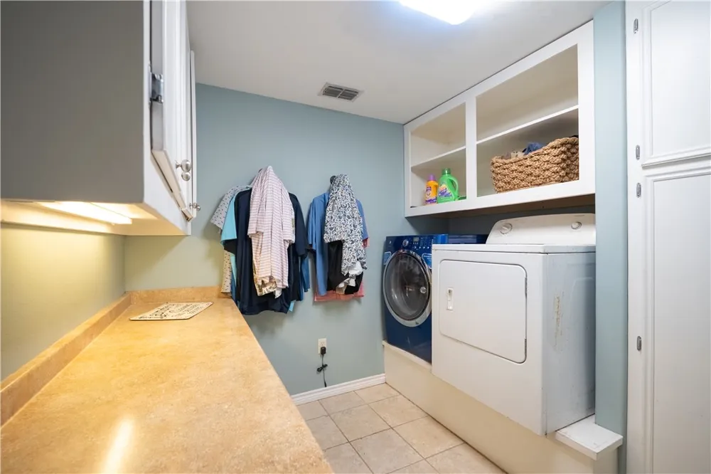 1519 Delwood Alice, TX 78332