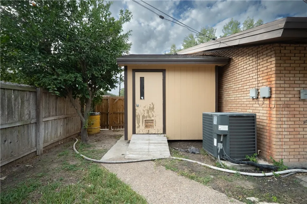 1519 Delwood Alice, TX 78332