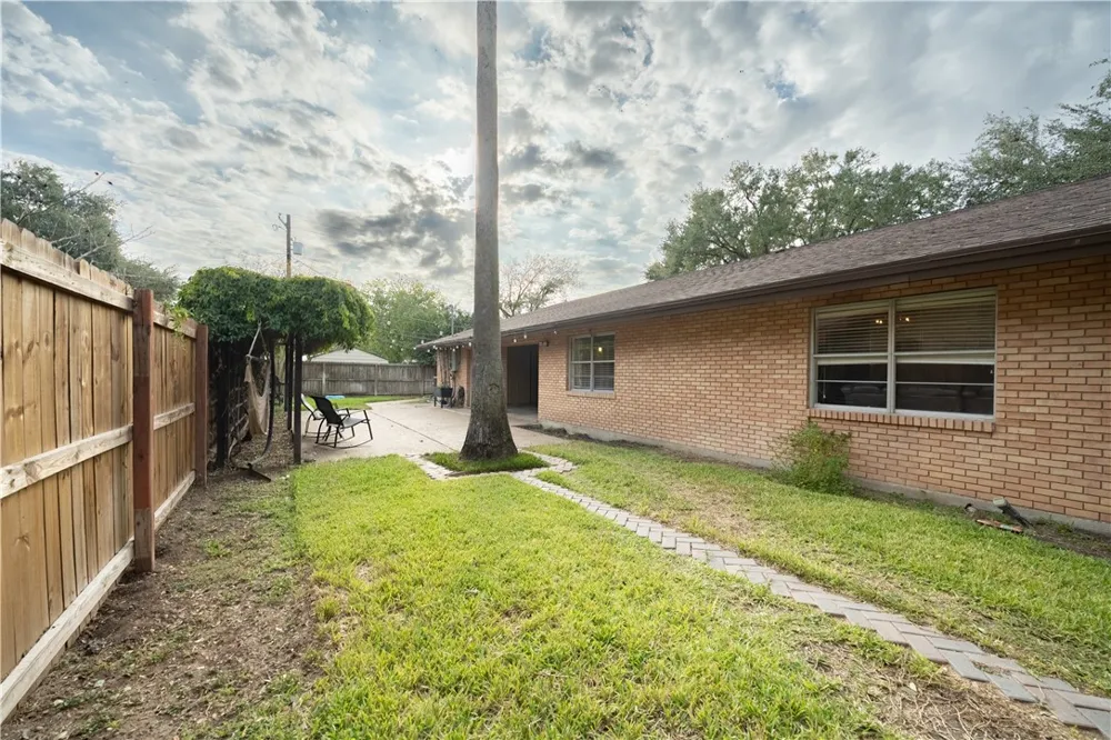 1519 Delwood Alice, TX 78332