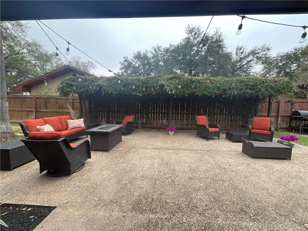 1519 Delwood Alice, TX 78332